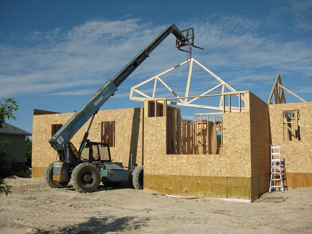 house-truss-lifting